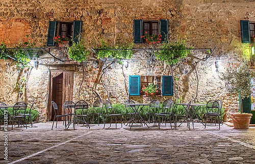 Стены старого дома в Тосканском городе Монтериджиони