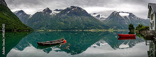 Лодки в отражении гор. Норвегия