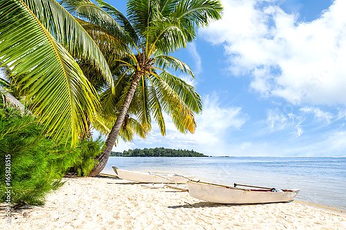 Пляжный отдых у моря с пальмами и белым песчаным пляжем