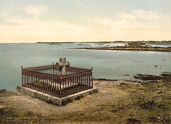 Франция. Сен-Мало, могила Шатобриана на острове Гранд-Бе