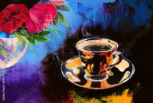 Чашка кофе на столе рядом с цветами