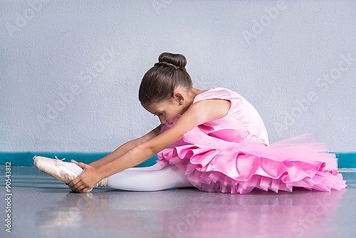 Молодая балерина в розовой пачке
