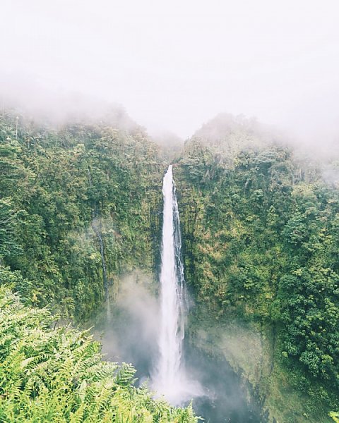 Туманный водопад Акака на Большом острове