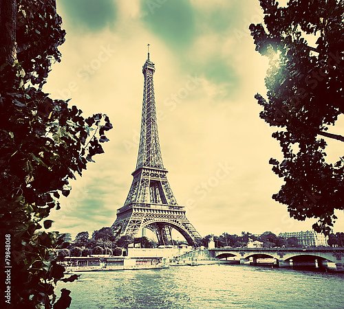 Франция, Париж. Вид на Эйфелеву башню с Сены