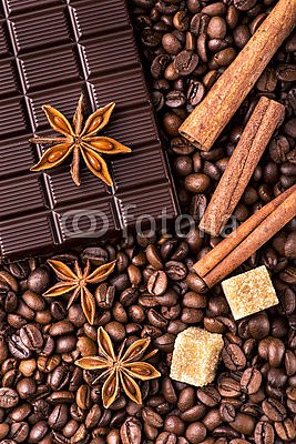 Кофе в зернах и темный шоколад с корицей