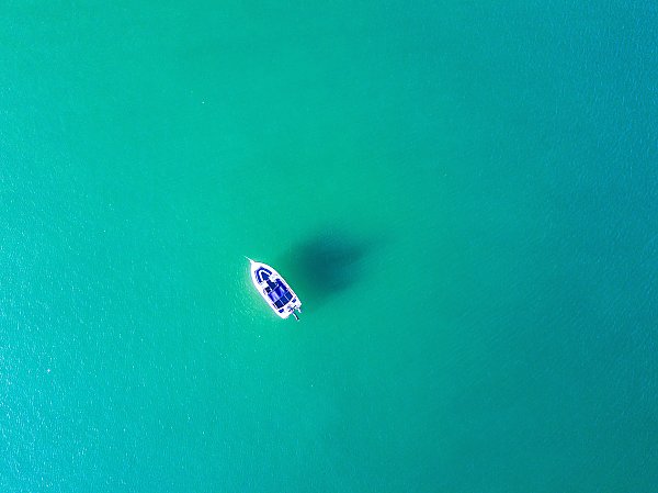 Белая яхта в лазурном море