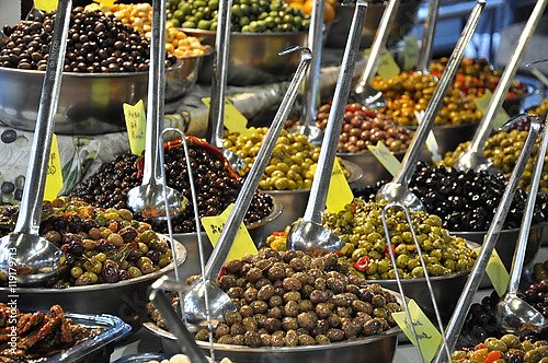 Маринованные оливки на уличном рынке