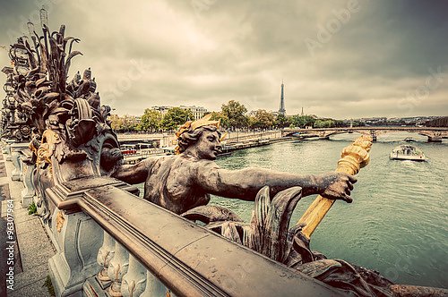 Париж, Франция. Статуя на мосту через Сену 2