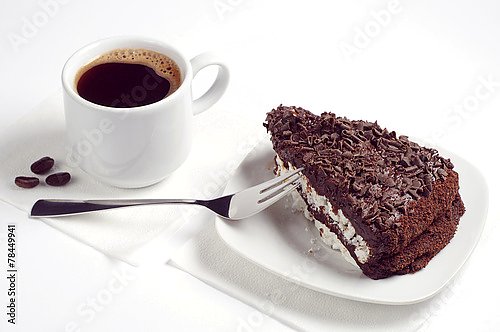 Кусок шоколадного торта и кофе на белом столе