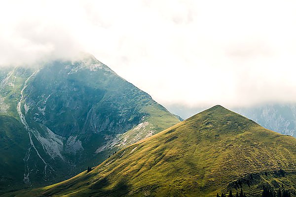 Зеленые склоны швейцарских альп