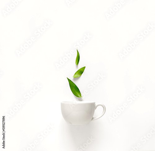 Белая чашка с зеленым чаем