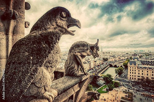 Париж, Франция. Статуи гаргулий на Соборе Нотр-Дам-де-Пари