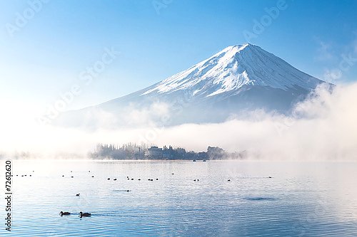 Гора Фудзи и Кавагутико озеро с утренним туманом