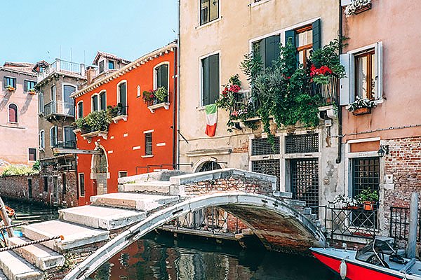Венецианский канал с мостиком