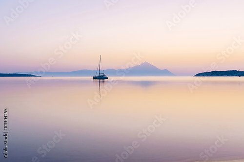 Греция. Дрейфующую яхта ранним утром