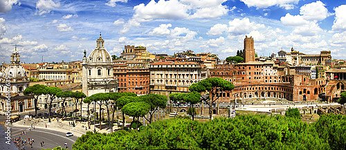Италия. Руины торговых зданий на форуме Траяна в Риме.Панорама