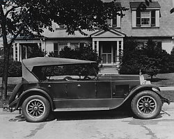 Постер Американский фотограф DuPont automobile on front of house, c.1919-30 Постер Американский фотограф DuPont automobile on front of house, c.1919-30