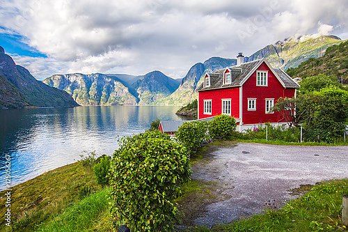 Маленький дом в норвежских фьордах