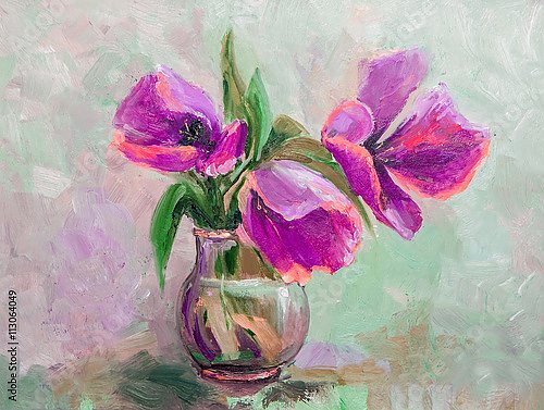 Три пурпурных цветка в стеклянной вазе 