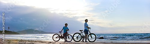 Два велосипедиста на пляже