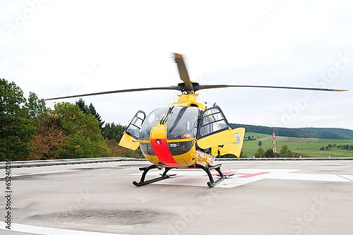 Спасательный вертолет на посадочной площадке