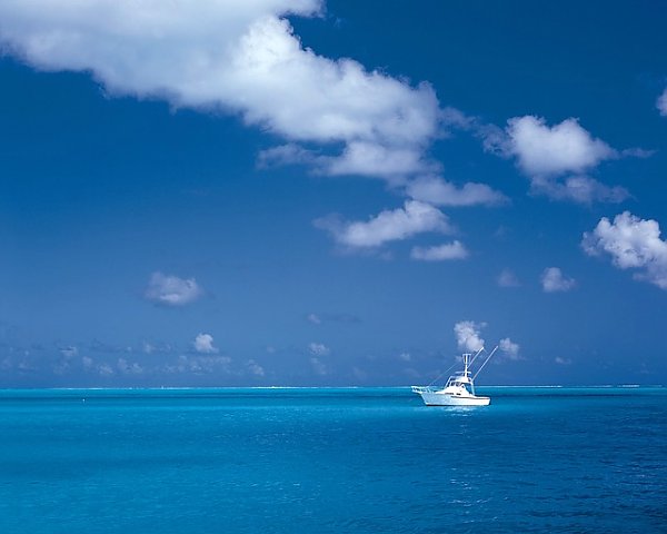 Белая яхта в синем море