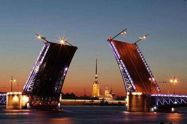Разведенный мост в Санкт-Петербурге