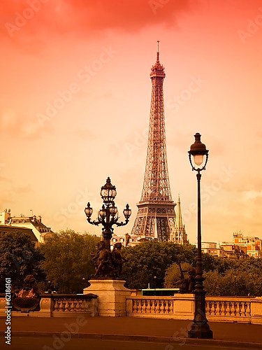 Франция. Париж. Закат и Эйфелева башня