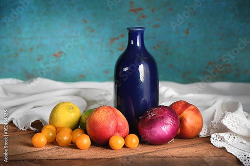 Натюрморт с фруктами и голубой вазой