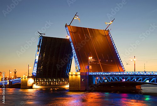 Россия, Санкт-Петербург. Разведеный Дворцовый мост летней ночью