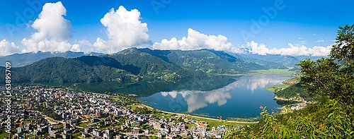 Непал. Горная панорама с озером и городом Покхара
