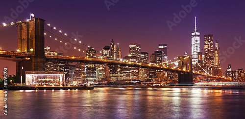 США, Нью-Йорк. Brooklyn Bridge and Manhattan at night
