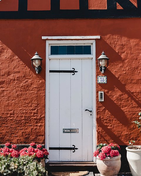 Белая дверь в красном доме