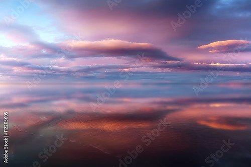 Розовые облака, отражающиеся в воде