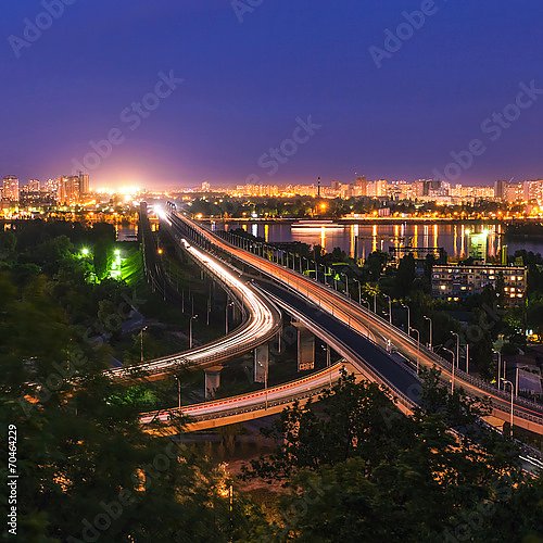 Дорожно-железнодорожный мост в вечернем Киеве. Украина