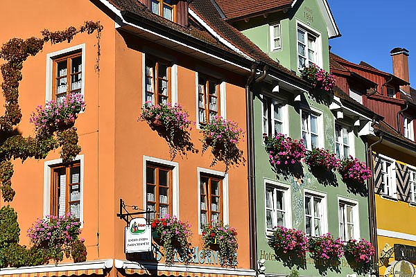 Германия, Меерсбург, фасады домов с цветочными горшками
