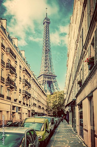 Париж, Франция. Улица с видом на Эйфелеву башню