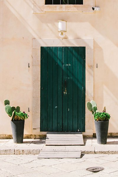 Зеленая дощатая дверь, Шикли, Италия