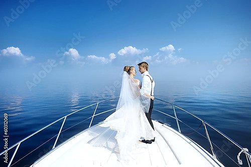 Счастливые жених и невеста на яхте