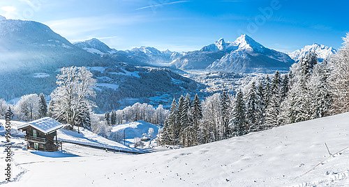 Швейцария. Зимняя альпийская панорама с шале