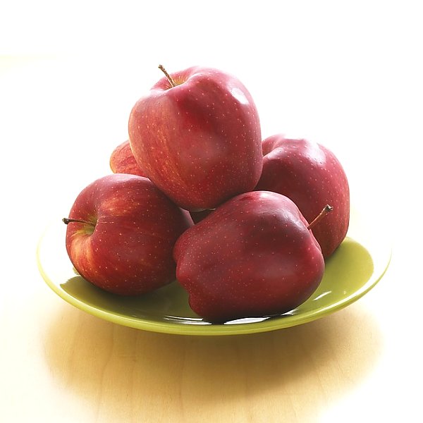 Красные яблоки на тарелке