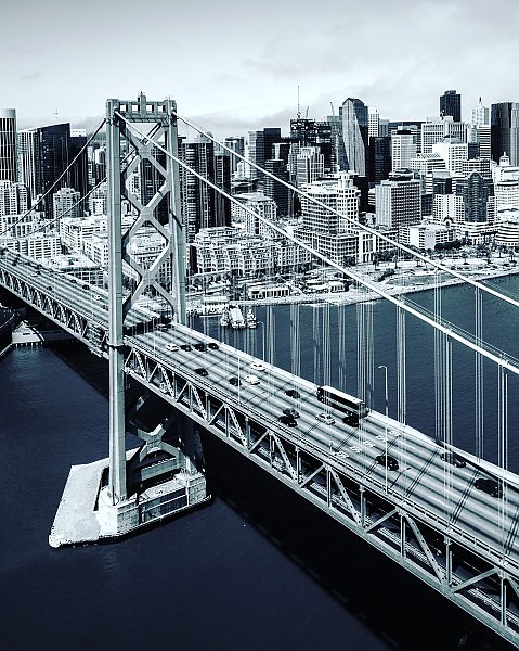 Черно-белый воздушный снимок моста, соединяющего Сан-Франциско и Окленд