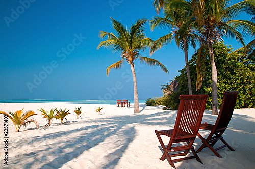 Мальдивы. Пляж с креслами