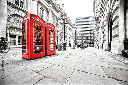 Англия, Лондон. Две красные телефонные будки