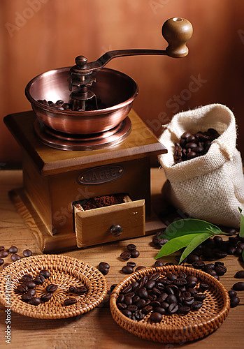 Деревянная кофемолка с кофейными зёрнами