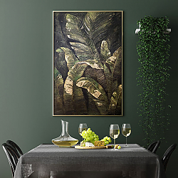 «Пальмовые листья» в интерьере гостиной с зеленой стеной над диваном