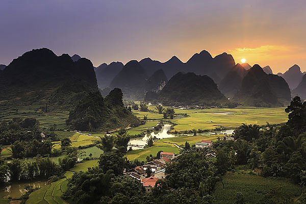 Вьетнамская деревня на закате