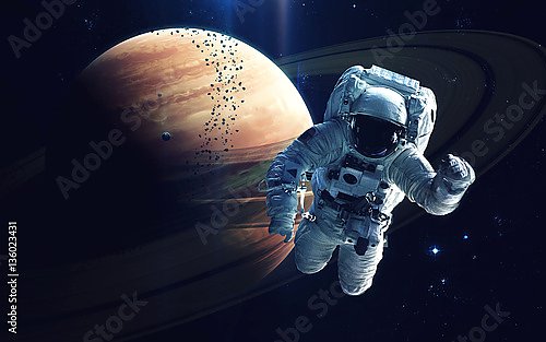 Космонавт на фоне газового гиганта
