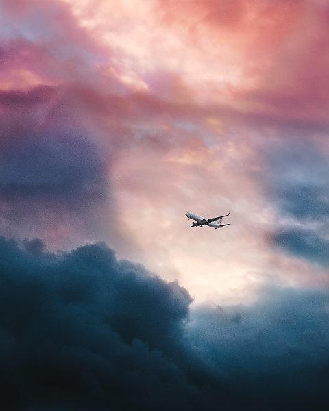 Самолет в розовых облаках