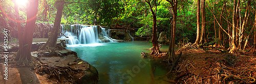 Водопад в тропическом лесу 2